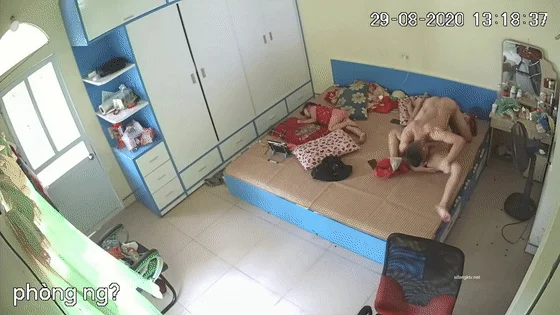 黑客破解家庭网络摄像头偷拍 一对性欲很强的年轻夫妻无所顾忌大白天当着核子面做爱高清完整版