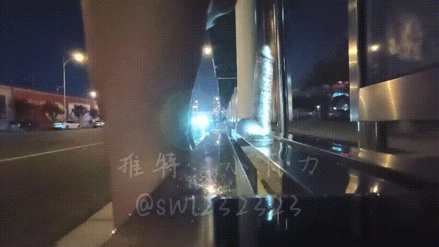 【高能名场面秘️人群露出】露出的刺激就是各种不稳定因素，随时被发现 紧张刺激小心脏砰砰直跳