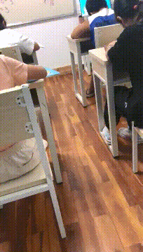 【高能名场面秘️人群露出】露出的刺激就是各种不稳定因素，随时被发现 紧张刺激小心脏砰砰直跳