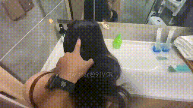 表面还是装的一本正经掩盖着自己的欲望，母G这种下贱又上瘾的感觉根本戒不掉 大神极品调教小骚货