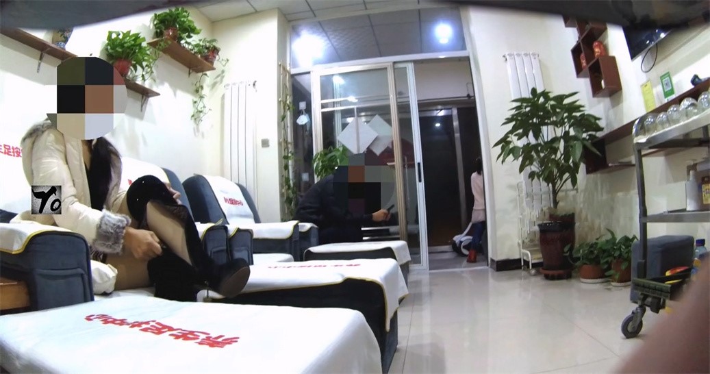 双技师按摩超爽体验 轮番上阵操饥渴人妻 内射骚逼