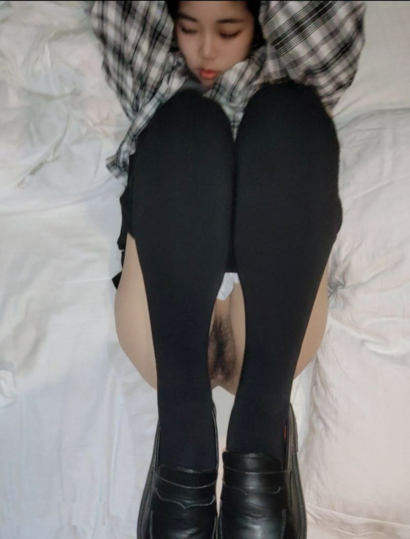 谁能想象到我一个人在家的样子？性瘾上来了真的控住不住，这种痒的感觉好像蚂蚁钻进去了