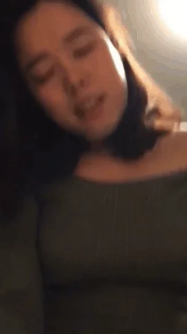 “我干你爽，还是你老公干你爽？”爱口交的美少妇和炮友偷情操逼