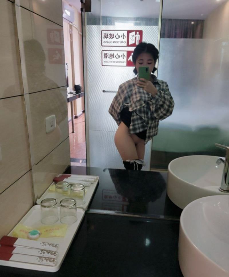 谁能想象到我一个人在家的样子？性瘾上来了真的控住不住，这种痒的感觉好像蚂蚁钻进去了