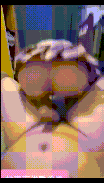 被体育生抱起来干  骚水一直顺着哥哥的大腿王往下流 娇小身材抱起来爆操 白浆四溢