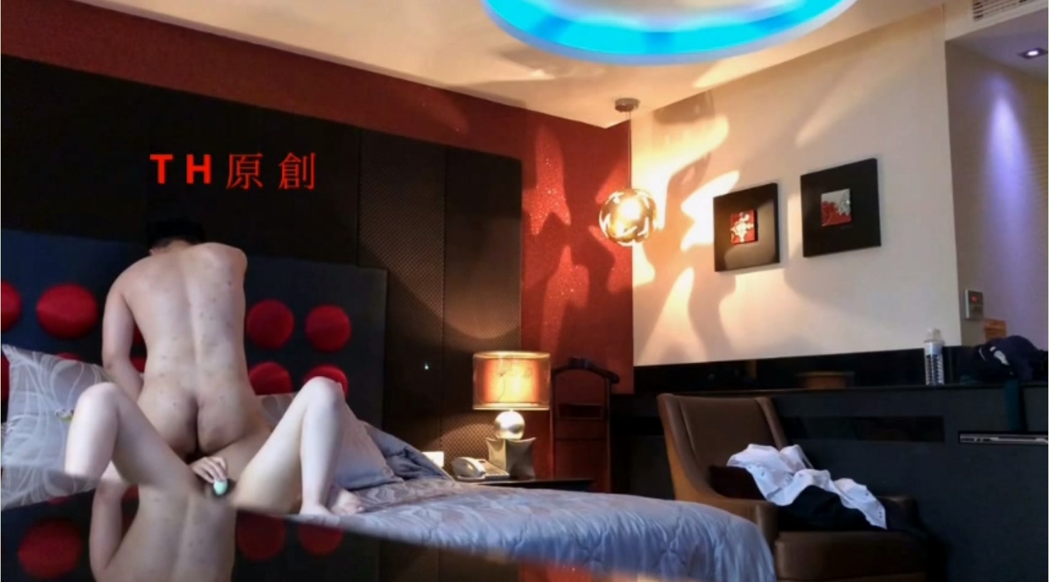 《台W情侣泄密》约炮职业OL⭐激烈到火车便当都拿出来了