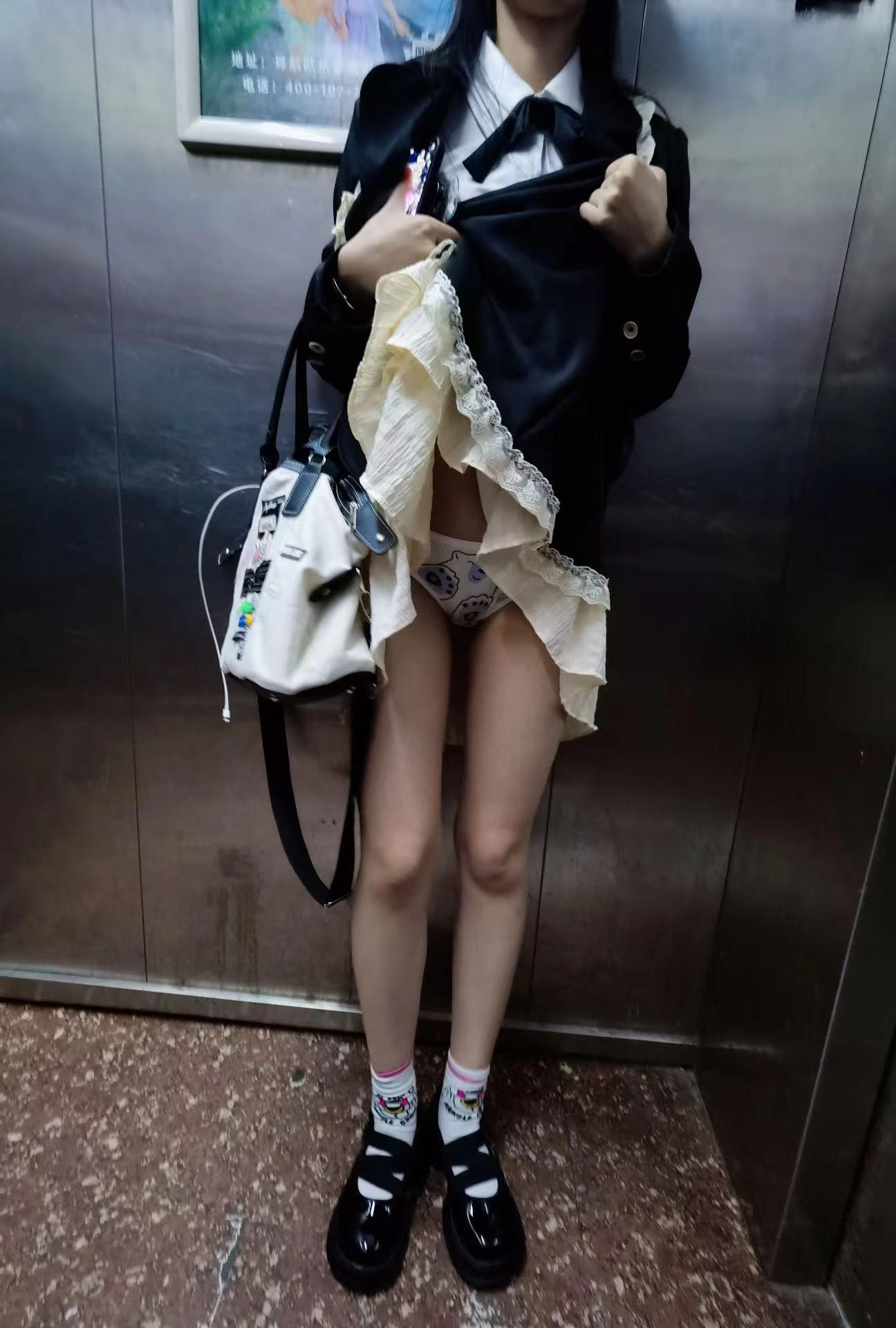 女神齐B短裙的优点就是 随时掀起裙子就可以让爸爸插进 湿润的小嫩穴 顶级精盆女神