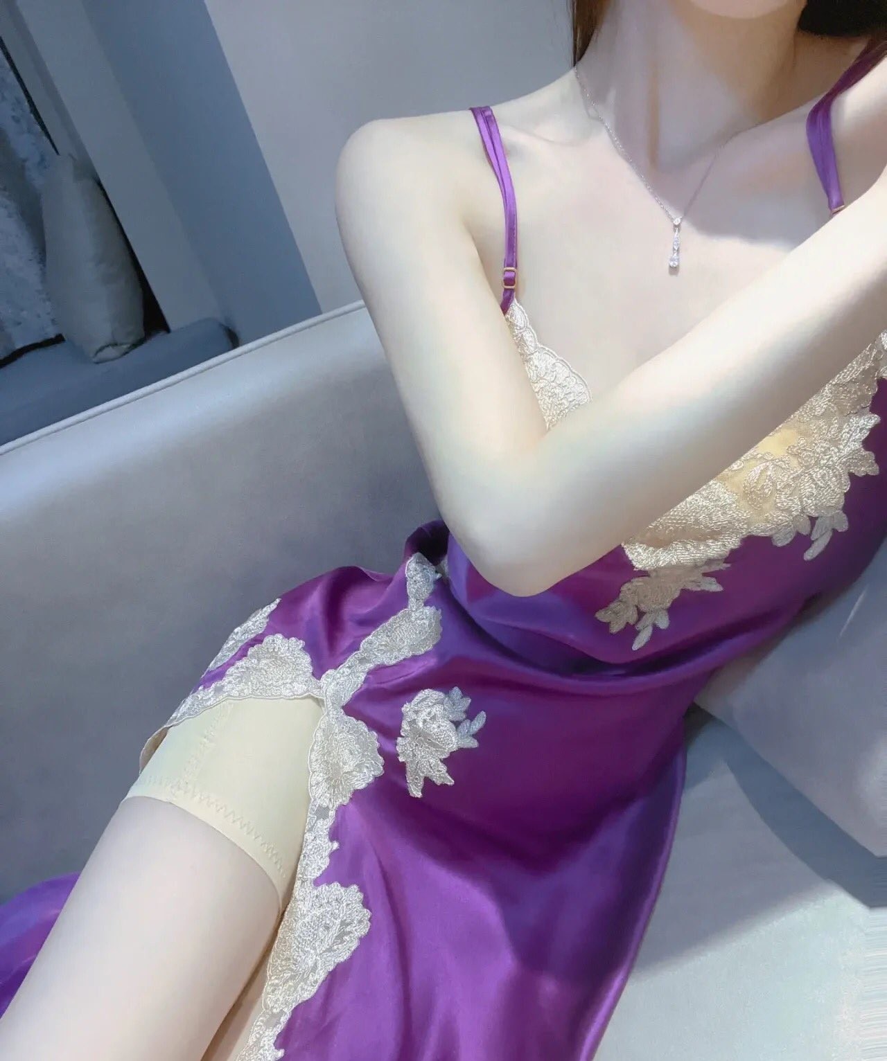 被体育生抱起来干  骚水一直顺着哥哥的大腿王往下流 娇小身材抱起来爆操 白浆四溢