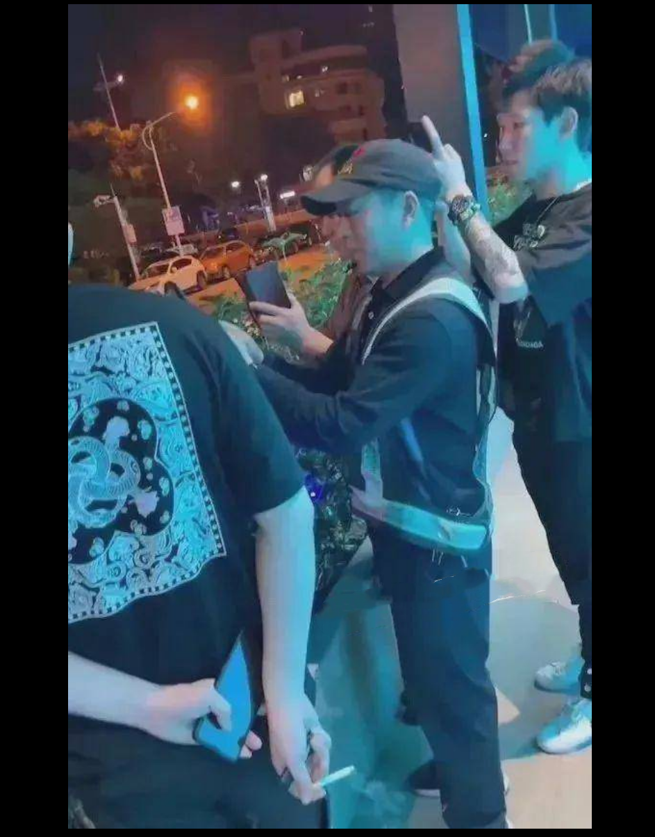 福建厦门 路虎车震门 路虎车内忘情啪啪 车外路人录屏笑哈哈