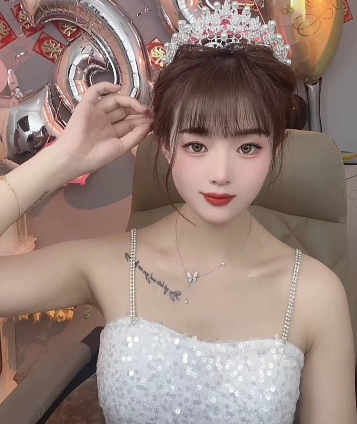 被体育生抱起来干  骚水一直顺着哥哥的大腿王往下流 娇小身材抱起来爆操 白浆四溢