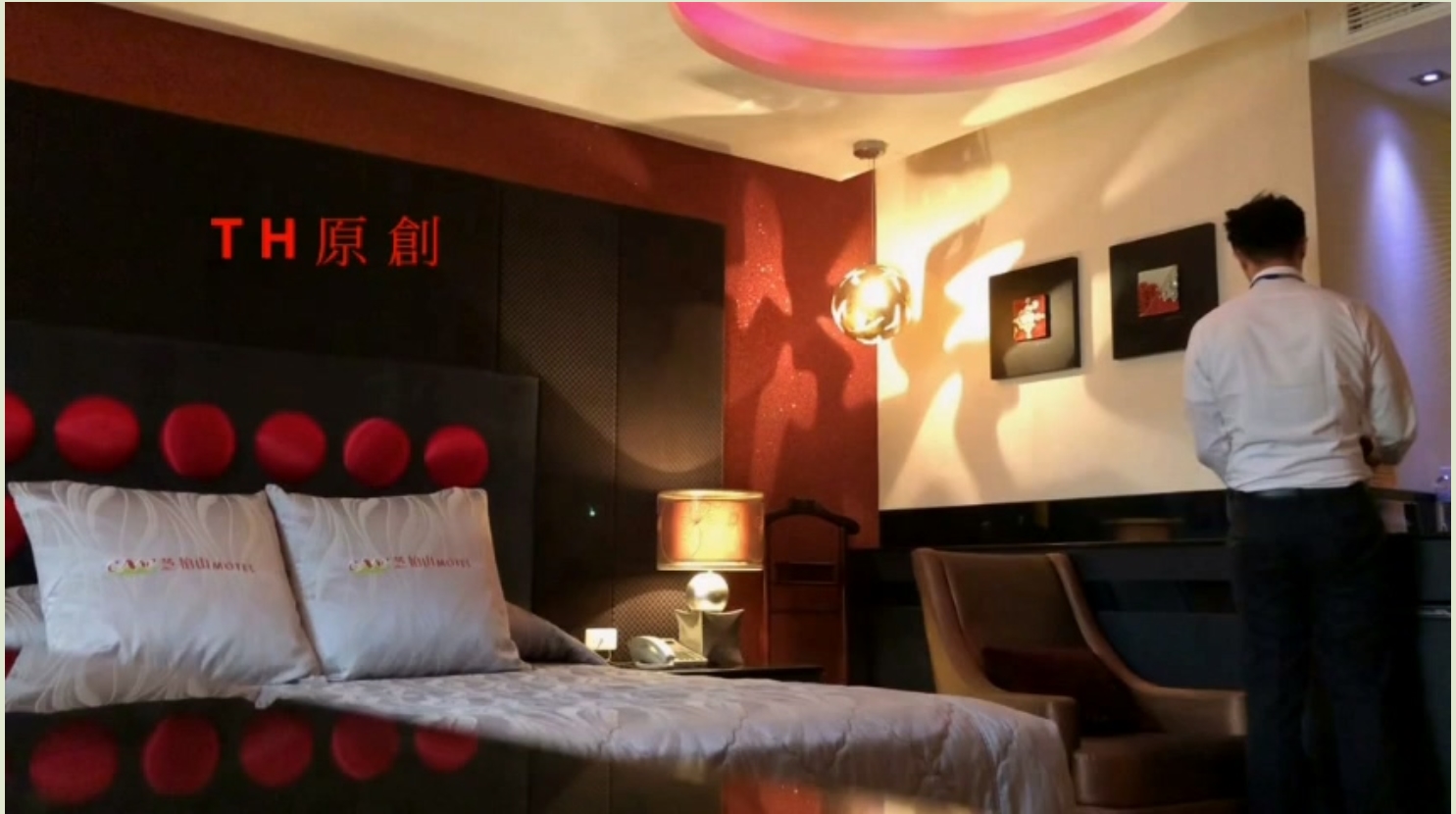 《台W情侣泄密》约炮职业OL⭐激烈到火车便当都拿出来了