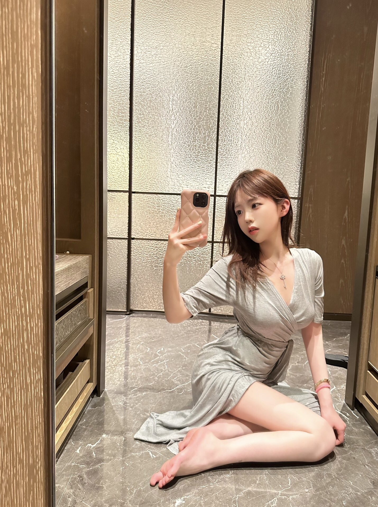 反差小学妹 小屁股带上狐狸尾巴 被爸爸肏的流了好多水水 小穴都被干肿了 白白嫩嫩的萝莉嗲声嗲气