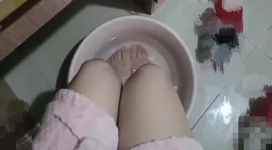 勾搭闷骚反差婊全过程，曝光上百页聊天记录和大量生活照，勾搭过程中被她老公发现，超刺激