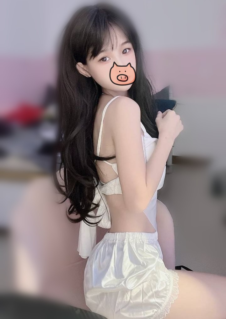 反差小学妹 小屁股带上狐狸尾巴 被爸爸肏的流了好多水水 小穴都被干肿了 白白嫩嫩的萝莉嗲声嗲气