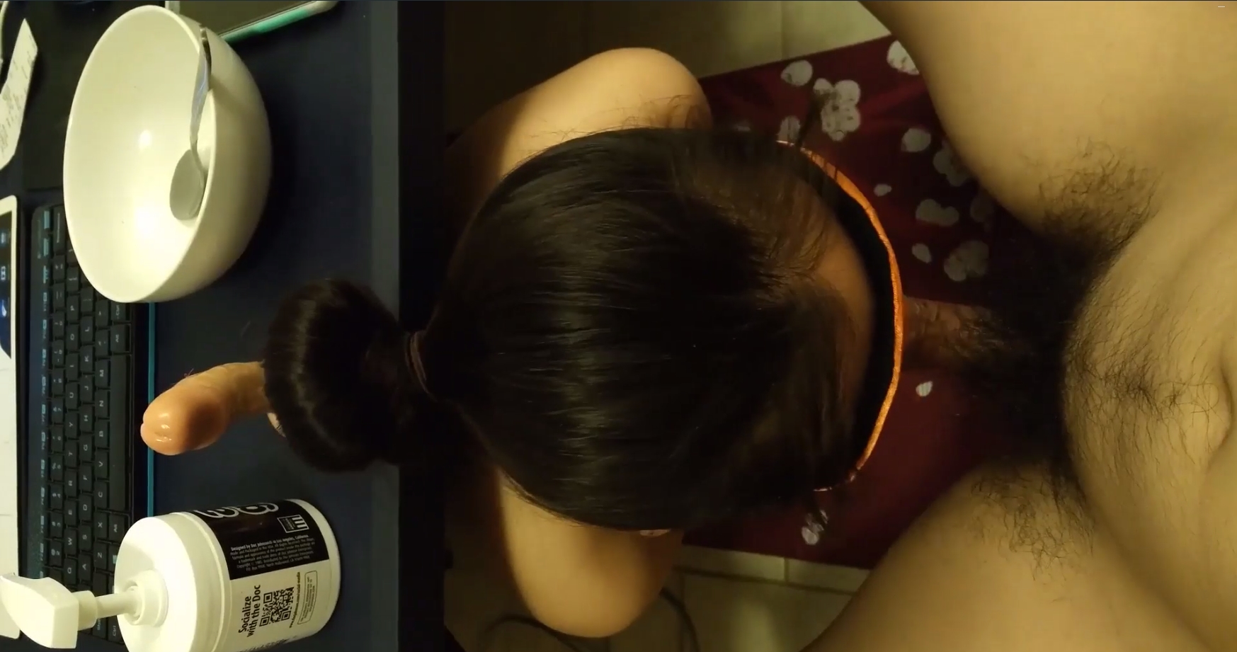 外貌清纯的保险推销吴小姐为了大保单上门和变态客户杜先生玩SM自拍