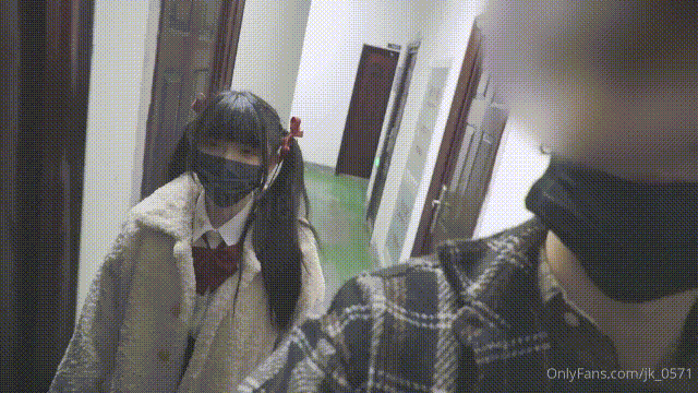 00后是真的嫩 被大JB艹的爽翻了屁股被打的好响 萌萌的外表 娇小的身材 又纯又欲 爱不释手