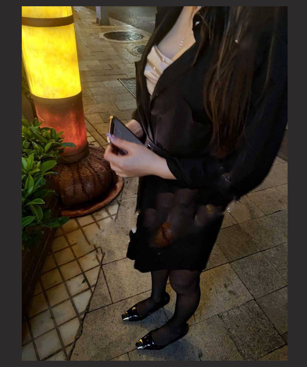 和女老板的故事 五一在海底捞厕所和老板做爱，外面人来人往真刺激！