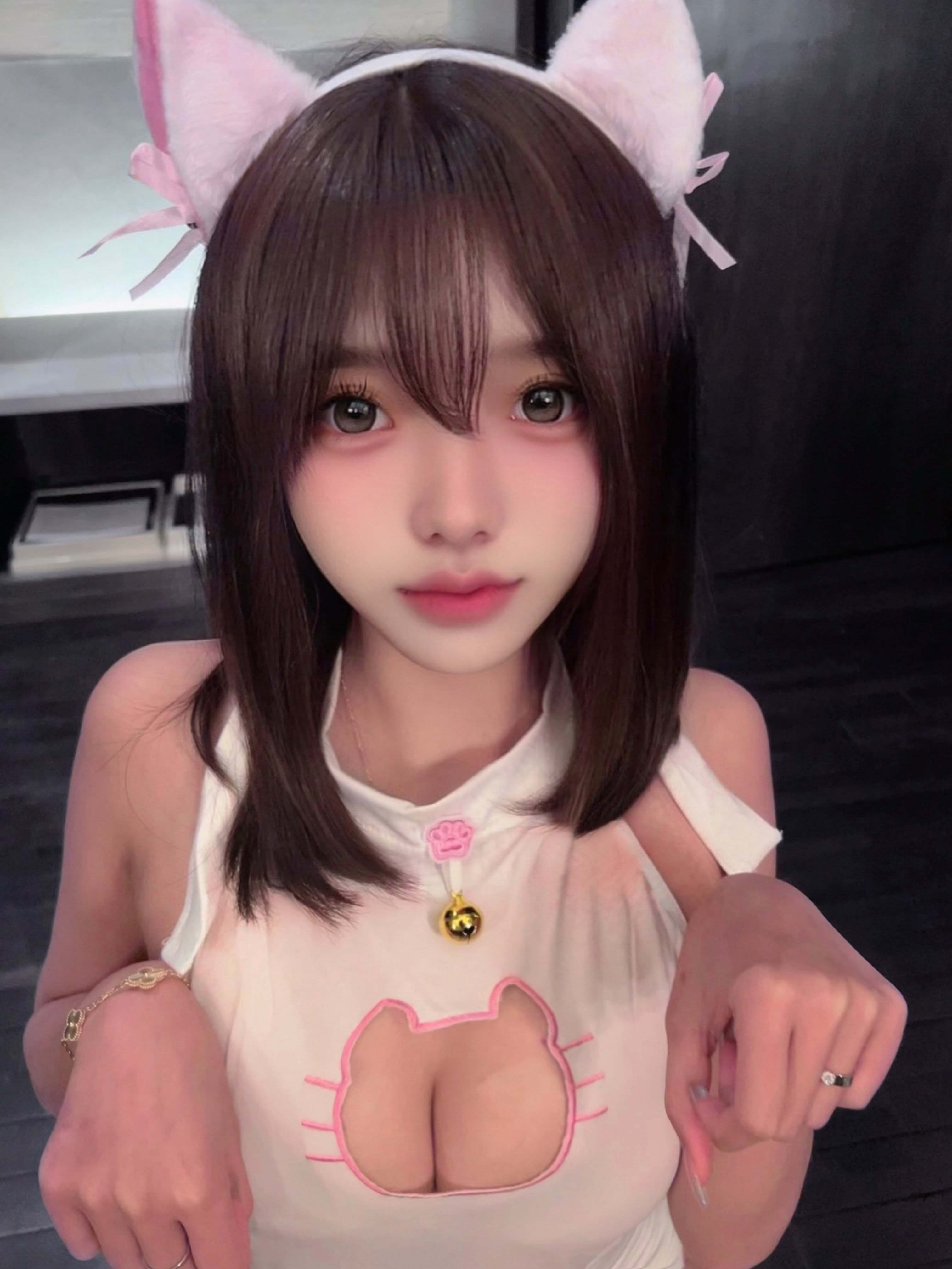 00后是真的嫩 被大JB艹的爽翻了屁股被打的好响 萌萌的外表 娇小的身材 又纯又欲 爱不释手