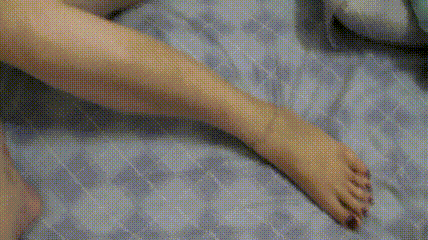 熟女阿姨 不能拍 啊 不行 被无套输出 还点害羞 只拉一半給你看小奶子 关了灯才脱掉衣服