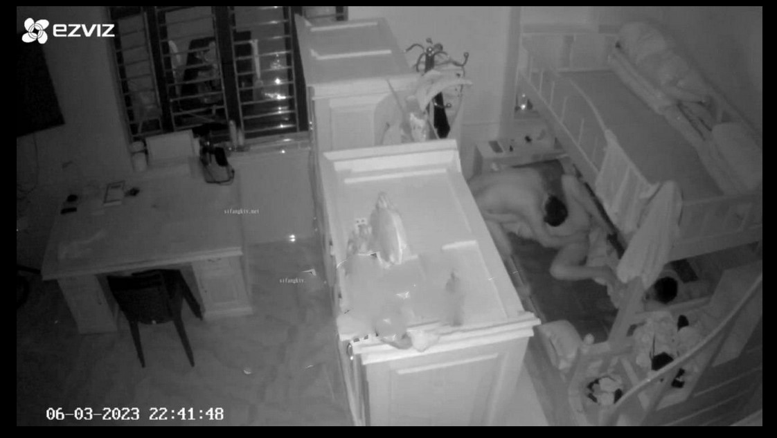 家庭摄像头精选 三核子偷听父母做爱 被窝里还躺一个 可真能生！