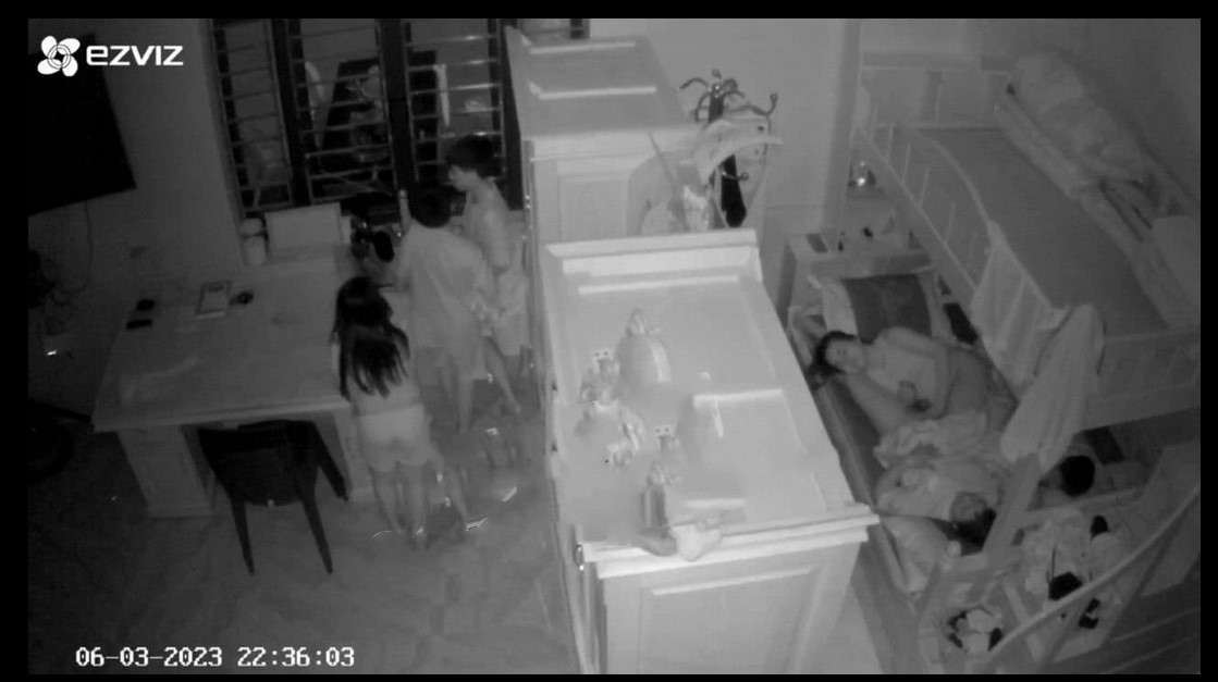 家庭摄像头精选 三核子偷听父母做爱 被窝里还躺一个 可真能生！