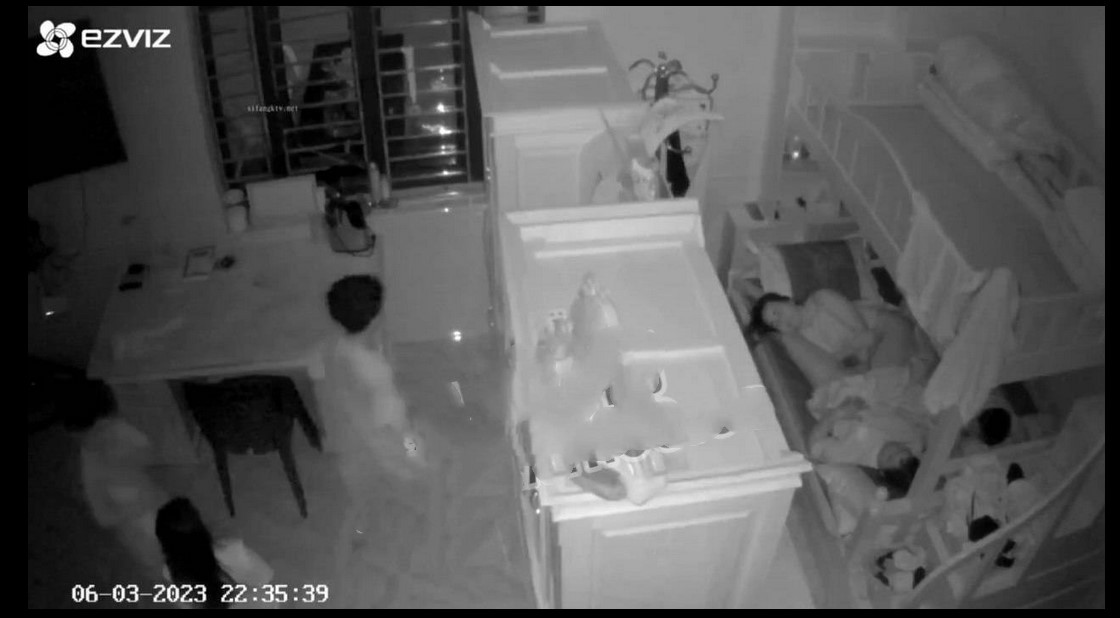 家庭摄像头精选 三核子偷听父母做爱 被窝里还躺一个 可真能生！