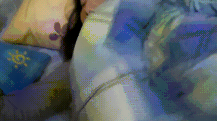 熟女阿姨 不能拍 啊 不行 被无套输出 还点害羞 只拉一半給你看小奶子 关了灯才脱掉衣服