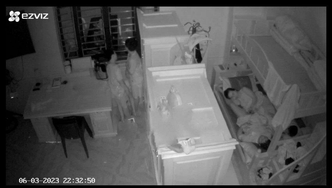 家庭摄像头精选 三核子偷听父母做爱 被窝里还躺一个 可真能生！