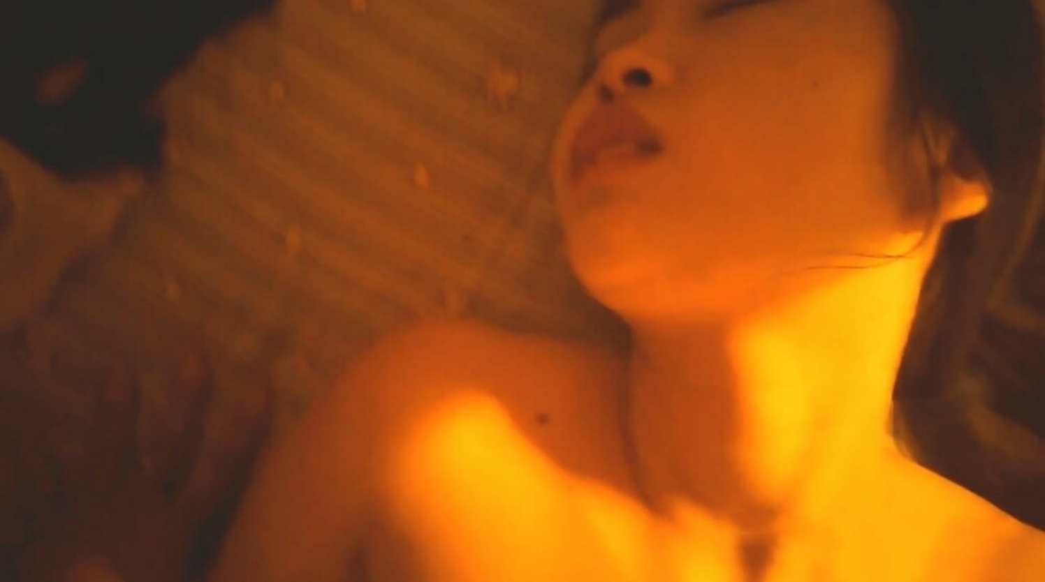 贵在真实嫖C达人城中村路边店吃快餐声音甜美颜值不错的蝴蝶逼小美女被搞的喊疼先吹后肏床被干的哐当响