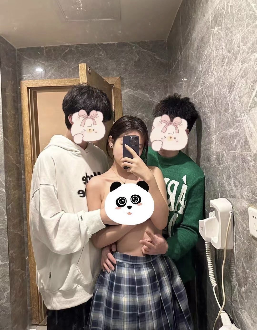 【极度淫乱 群P三人行】高颜值女神 三个洞都被堵满被干的哭腔呻吟 高潮颤挛抽搐 多体位蹂躏爆草