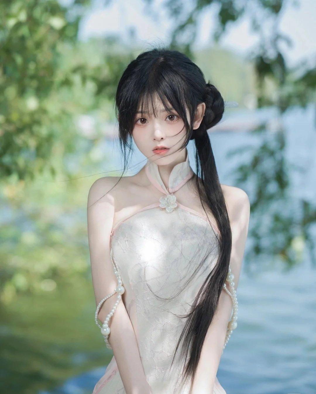 白嫩粉红 干净无毛的小嫩穴总是让人着迷 退下可爱粉色小内裤 露出超级粉嫩小蝴蝶