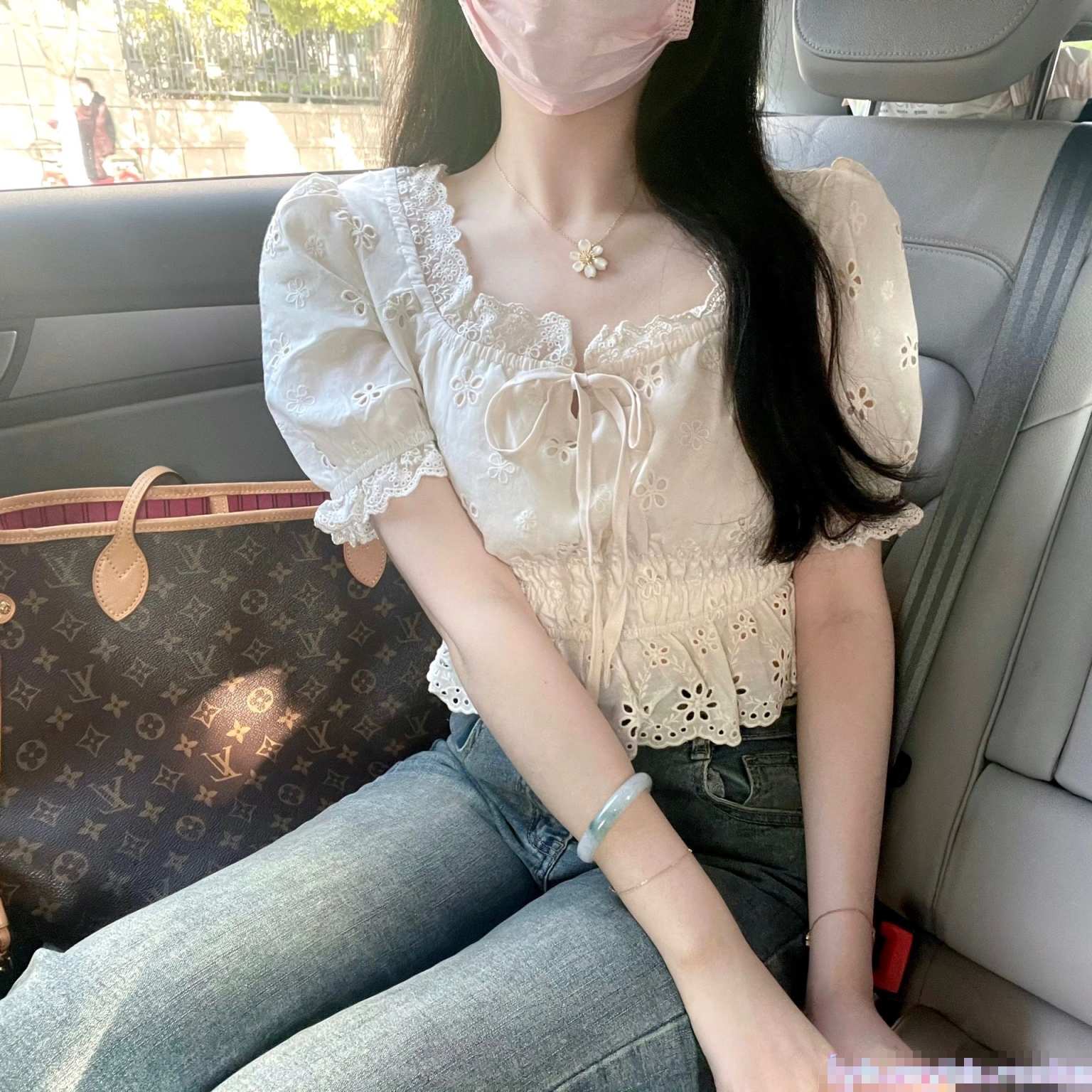 被两个臭男人折腾的好累呀 以后再也不说自己耐草了 被操得淫相毕露 自己握着小骚脚 让自己逼门打开