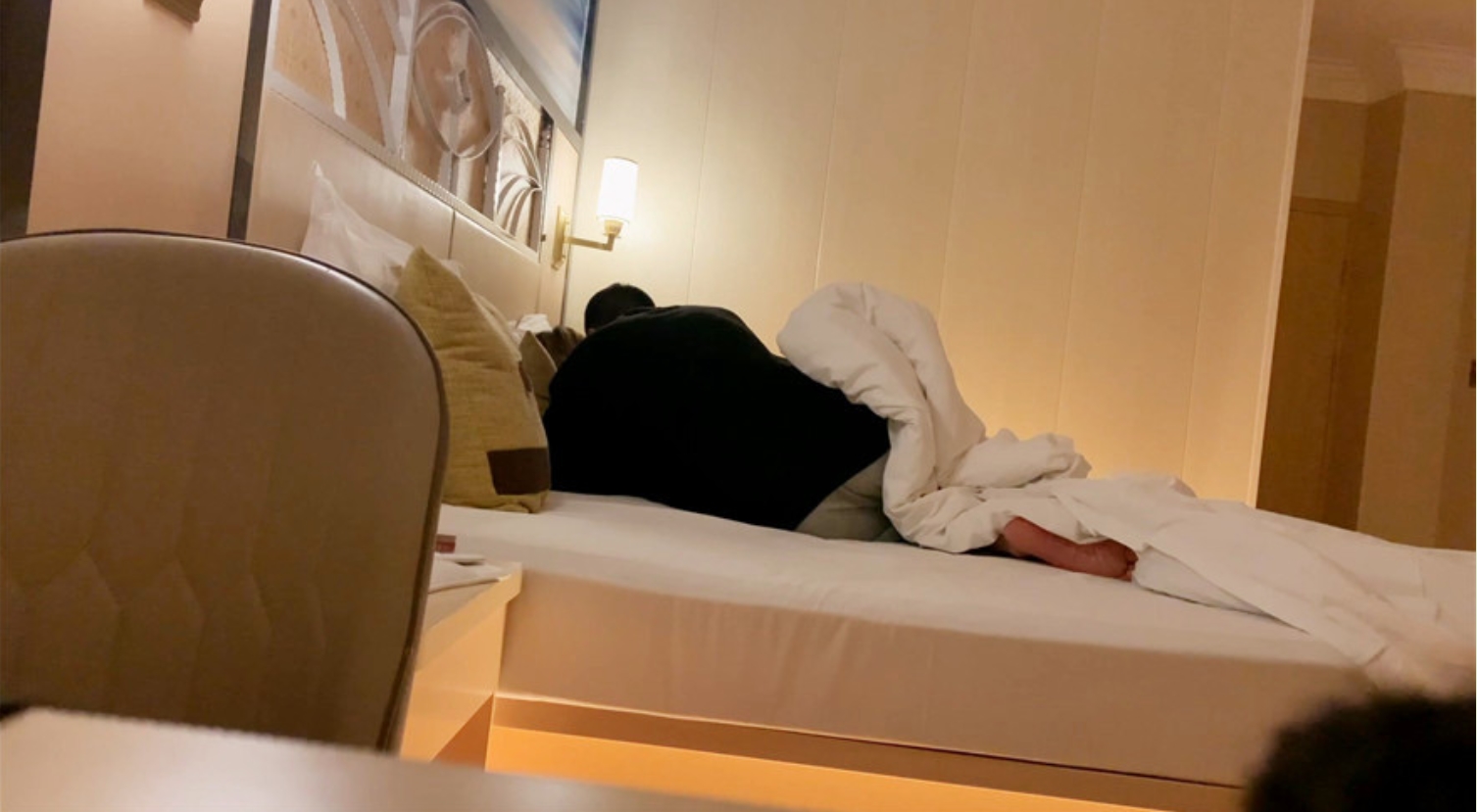 纹身哥深夜回家强操已经睡觉的极品女友各种姿势啪啪