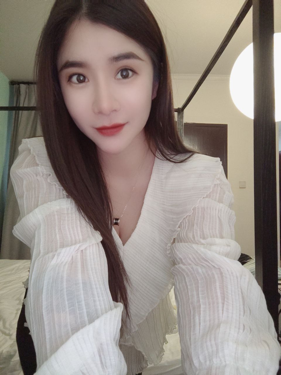 脸还没洗完，就被从后面直接进入，这种突如其来的感觉真好 真的好喜欢后入 最享受被射满了