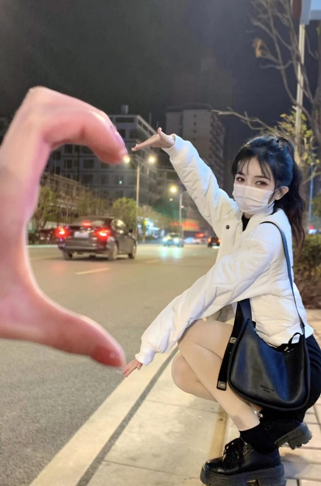 体验过灌肠吗？体内被撑满的感觉真的好爽。外人眼中的女神内心渴望被当成妓女一样狠狠羞辱