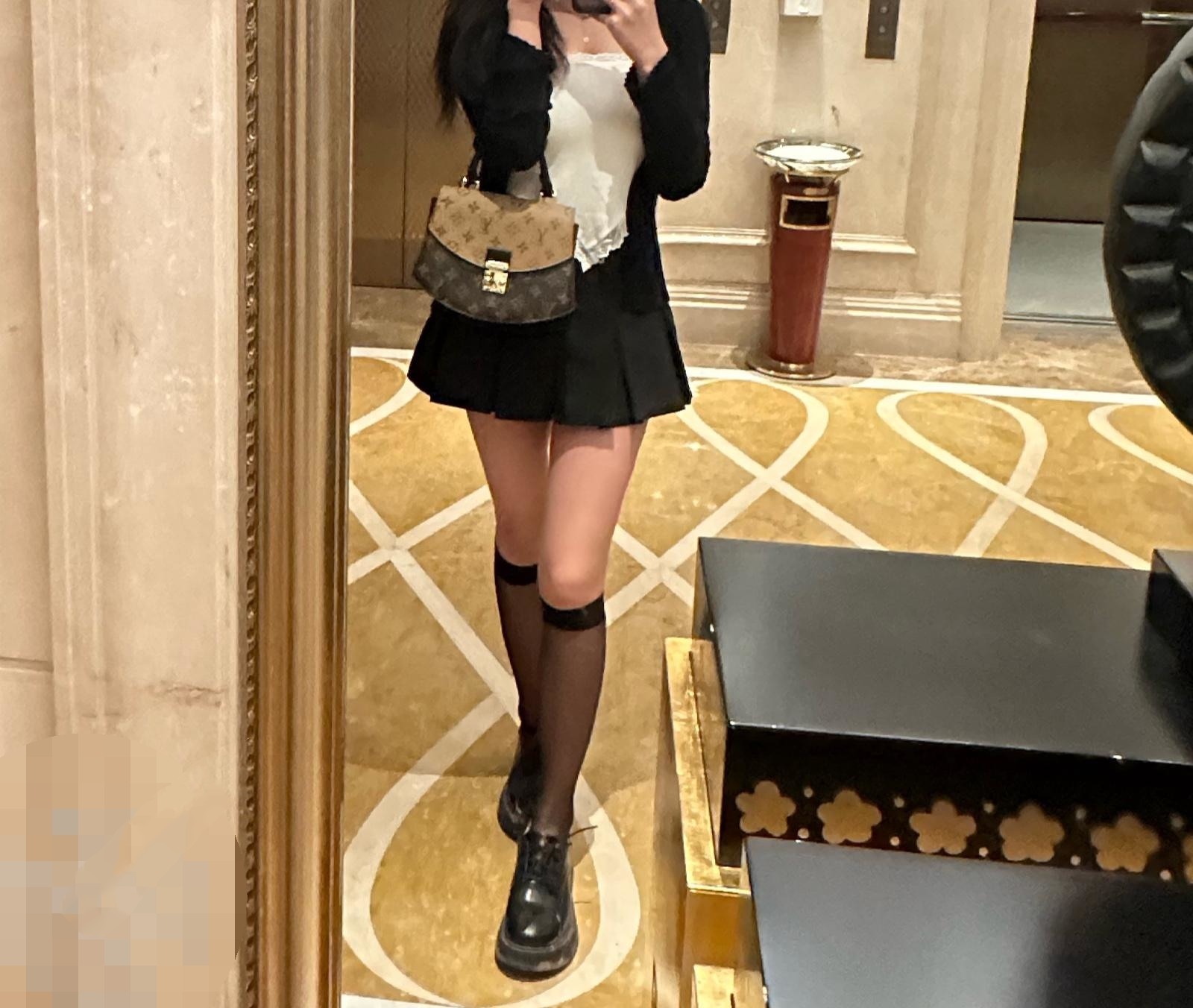 勾搭G罩杯巨乳女邻居，附聊天记录和生活照，视频中意外露脸很清纯，约良家就是爽，特别刺激