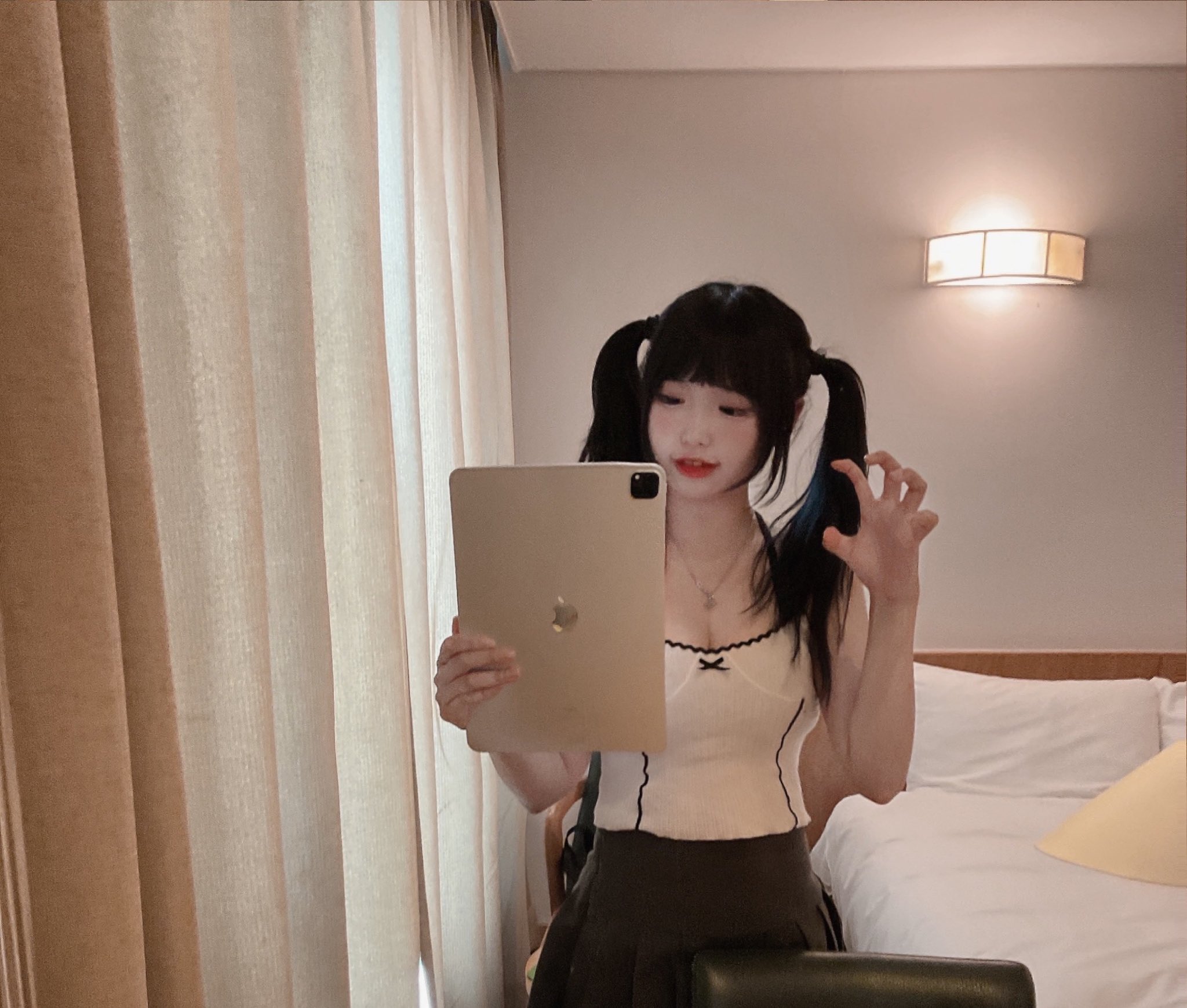 白嫩粉红 干净无毛的小嫩穴总是让人着迷 退下可爱粉色小内裤 露出超级粉嫩小蝴蝶