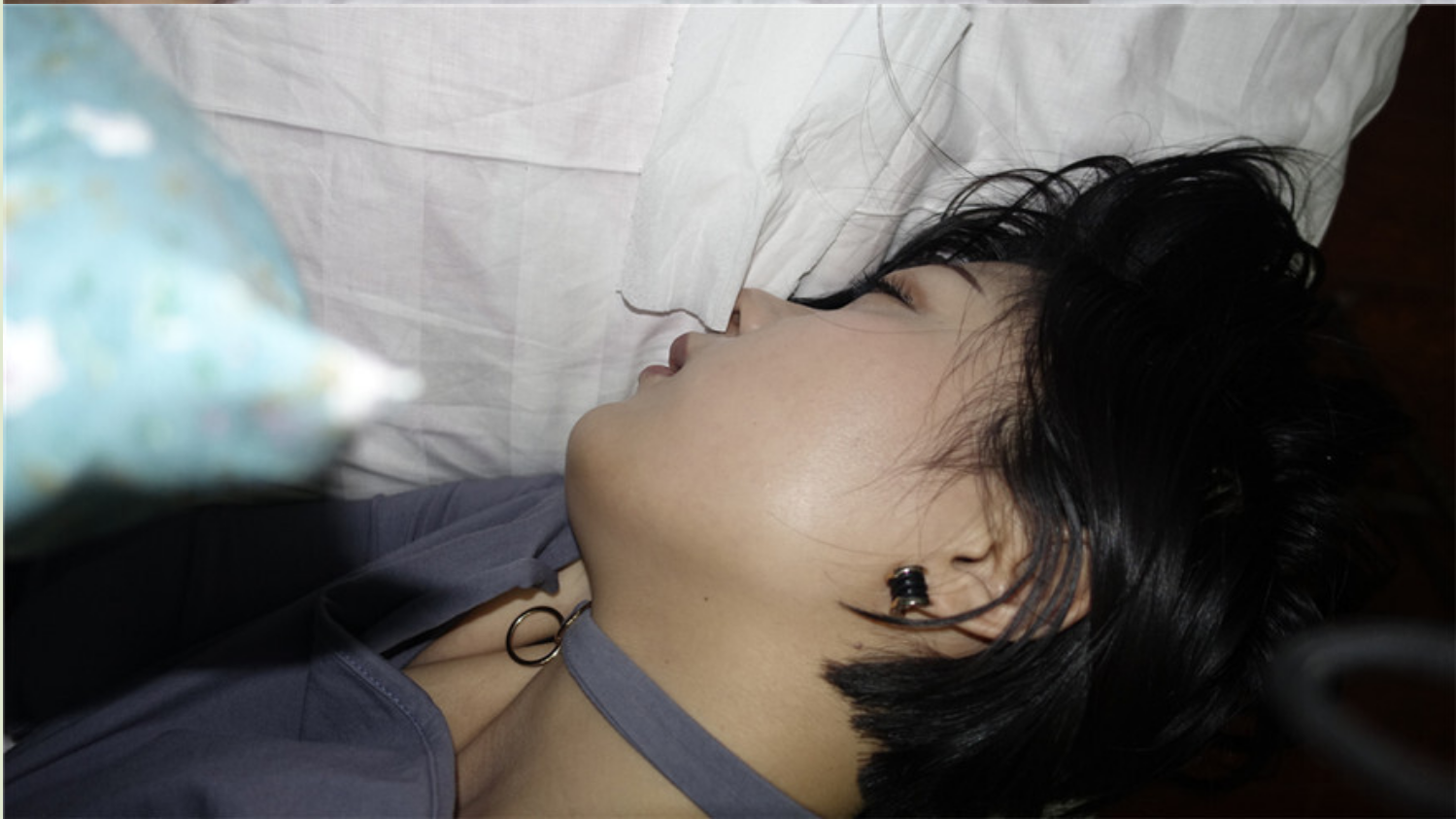 邪恶三人组下药迷翻极品美少妇❤️换上黑丝和肉丝三个人各种姿势轮流操