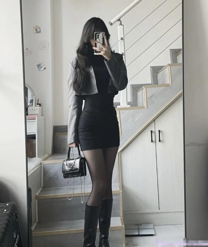 优雅气质高冷公司女神 ol工装制服 平时有多高冷床上就有多骚抓着头发用力的插入她的骚逼