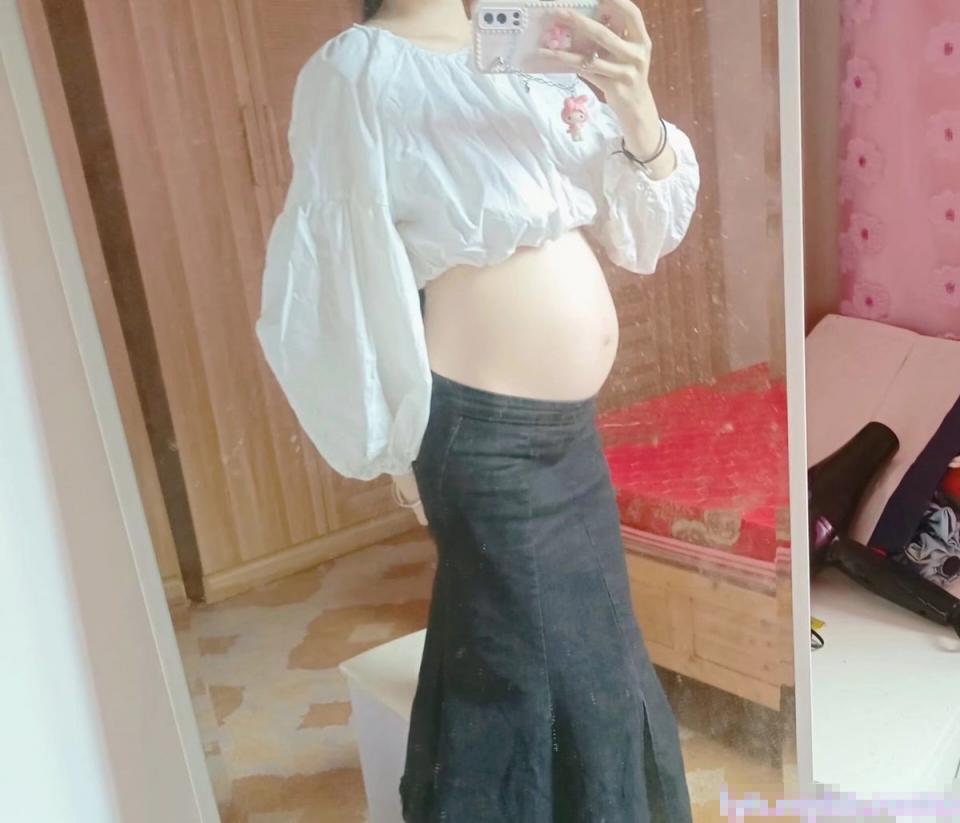 竟然有人问我怀孕后期有没有做过爱 肯定的 因为怀孕时女人的性欲会比平常高好几倍,我都是女位