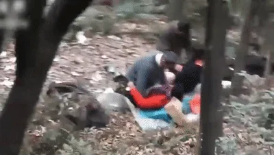 【门事件】年过50性欲旺盛的大妈大叔在深山树林中泄欲此等年纪还玩群P，简直牛逼惨了！