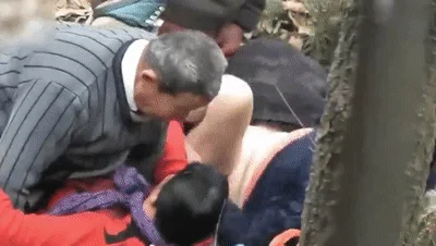 【门事件】年过50性欲旺盛的大妈大叔在深山树林中泄欲此等年纪还玩群P，简直牛逼惨了！