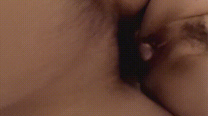 漂亮少妇偷情 被扛着大腿无套输出 射了一肚皮