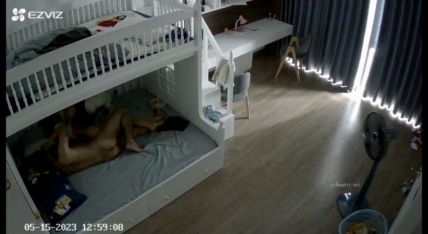 黑客破解家庭网络摄像头偷拍❤️年轻性欲强的小夫妻H子不在疯狂做爱 H子在媳妇只能在床边抠逼