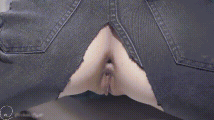 漂亮美女 牛仔裤开破洞 撅着屁屁被大鸡吧无套爆菊花 这么粉嫩的无毛鲍鱼都操腻了 内射