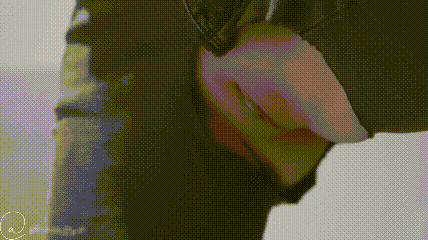 漂亮美女 牛仔裤开破洞 撅着屁屁被大鸡吧无套爆菊花 这么粉嫩的无毛鲍鱼都操腻了 内射