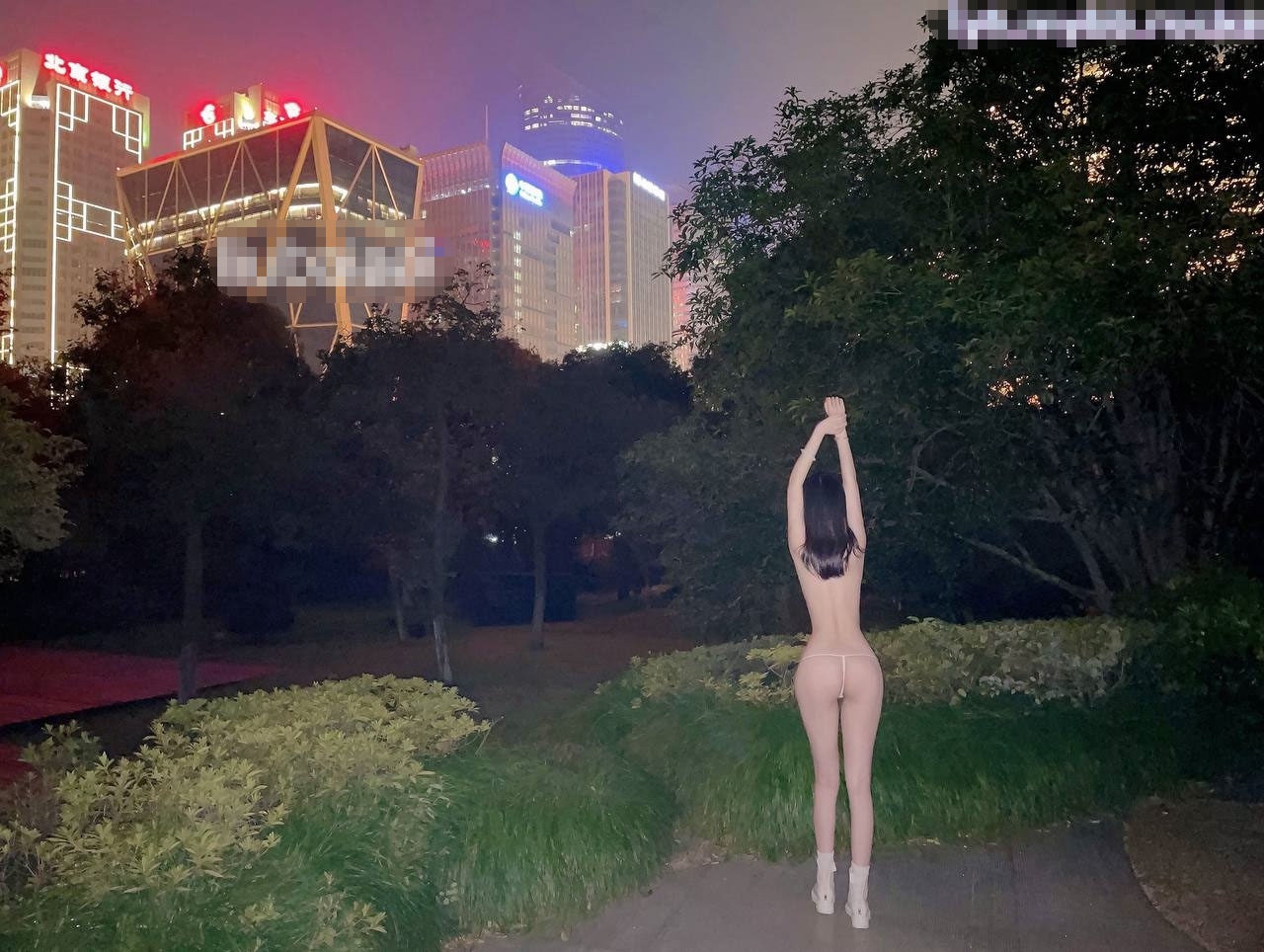 户外露出被发现了 能怎办？赶紧跑啊！老师办公室掏出来给你看看 找了好多点 终于找到个探头死角