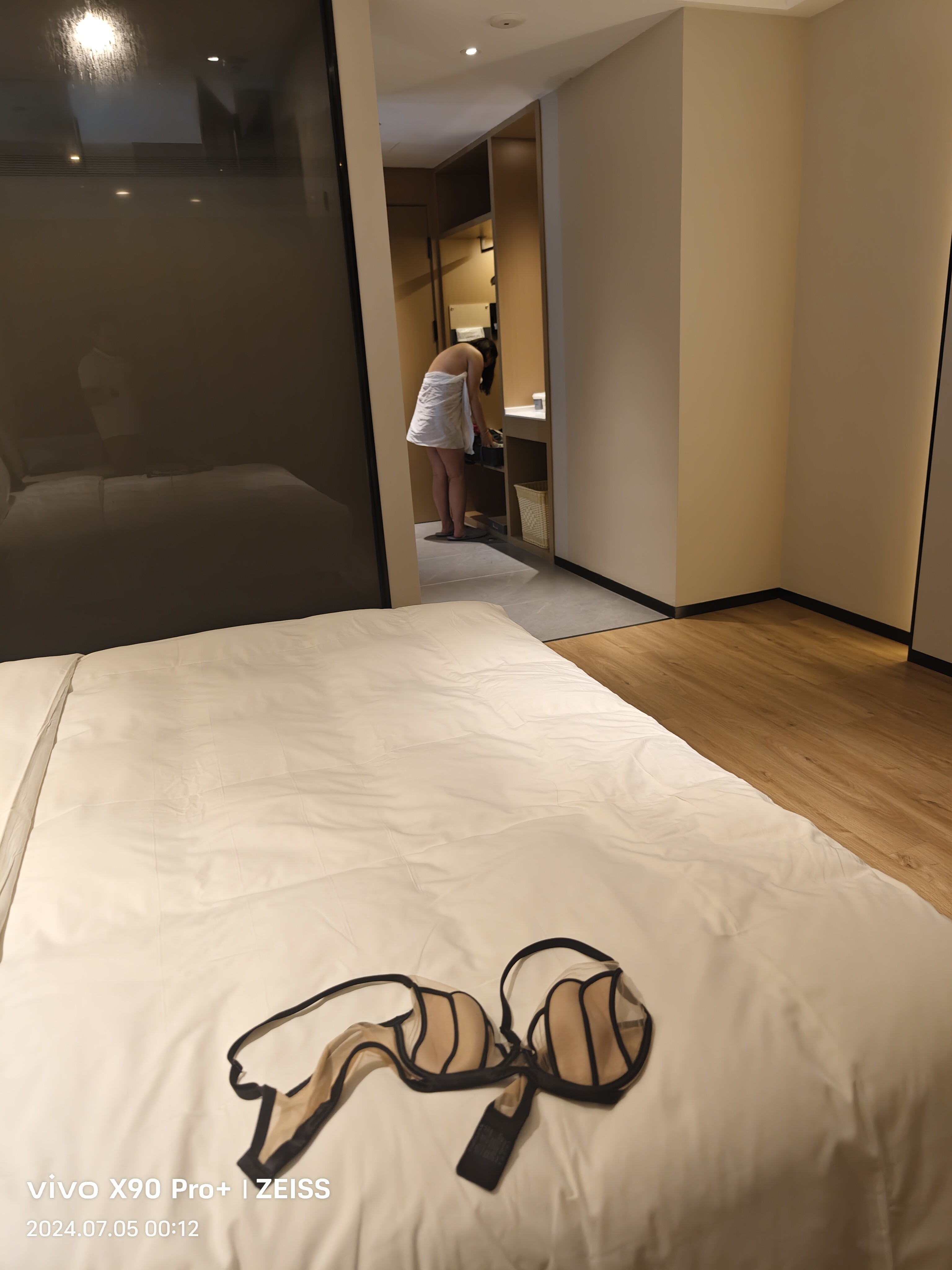 新鲜出炉，昨晚微坦骚妇千里送逼