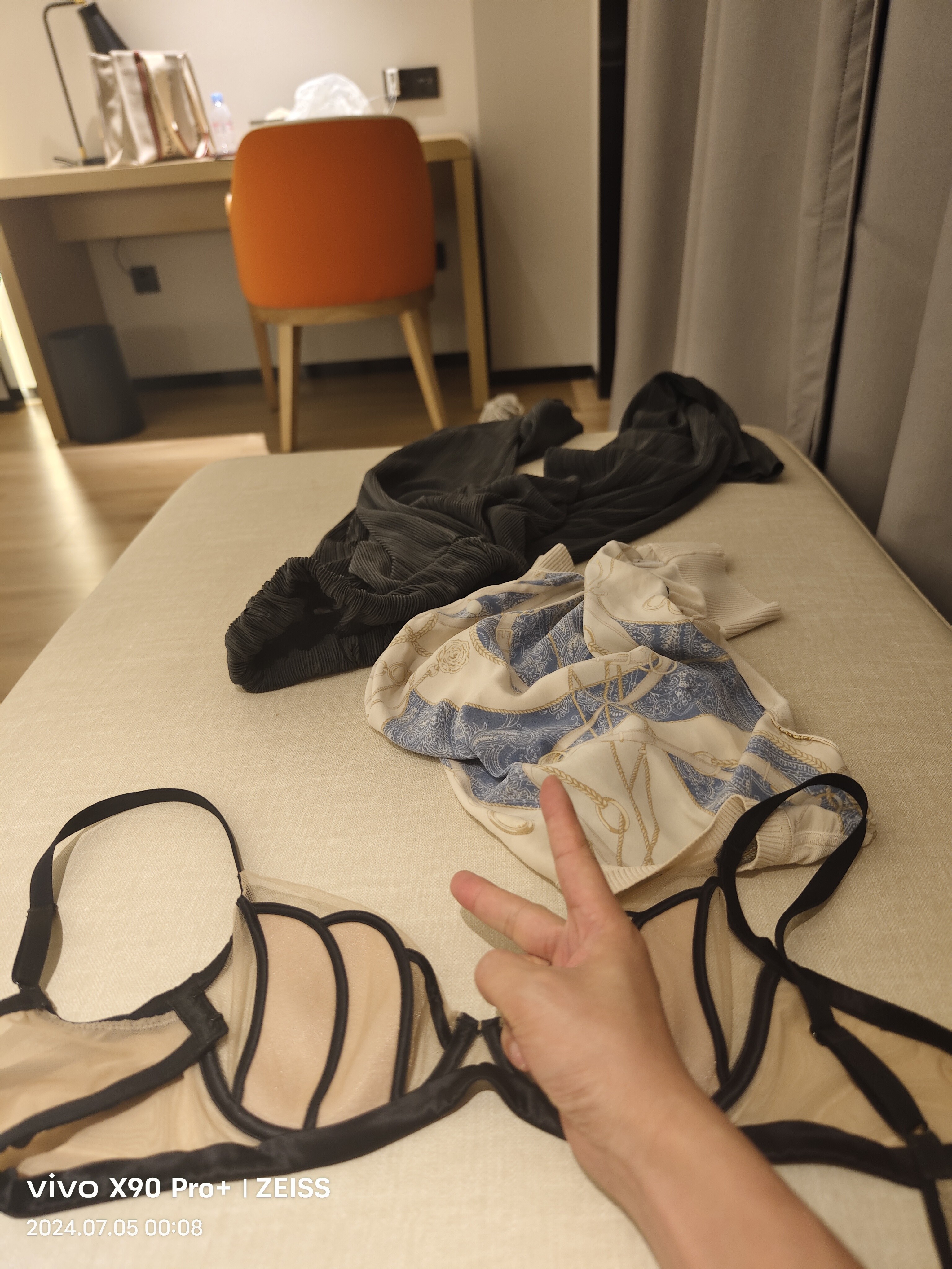 新鲜出炉，昨晚微坦骚妇千里送逼