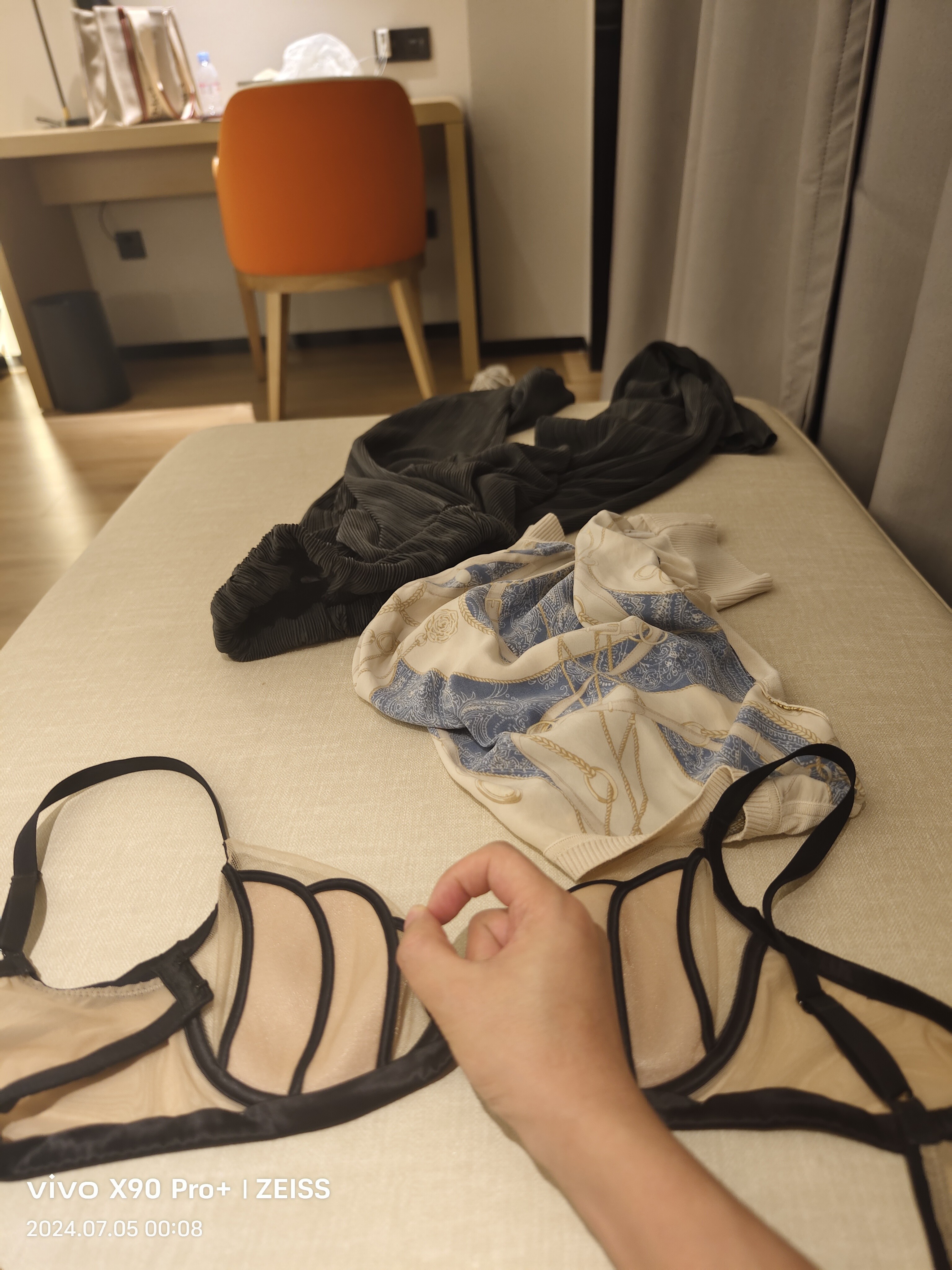 新鲜出炉，昨晚微坦骚妇千里送逼